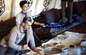 محمدرضا و فرح درحال خوردن آبگوشت / عکس