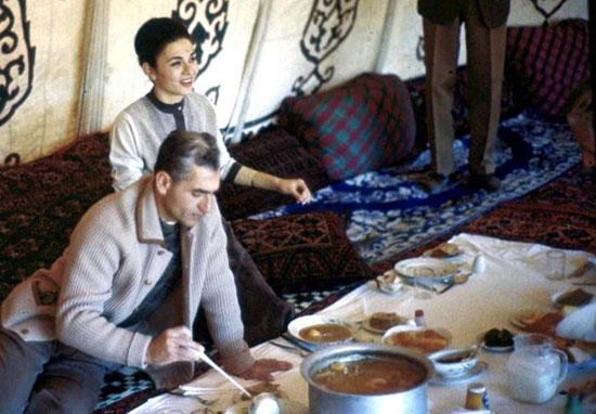 محمدرضا و فرح درحال خوردن آبگوشت / عکس