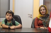 محمدرضا شیرخانلو (پوریا در سریال دودکش) و مادرش / عکس