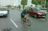 دوچرخه سواری پیرزن در خیابان های مازندران! / عکس