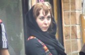 عکس لو رفته از لحظه گازگرفتن دست دختر میر حسین موسوی توسط مامور امنیتی!/ عکس