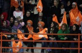 تماشاگران زن طرفدار تیم والیبال سایپا با تیپ عجیب/ عکس