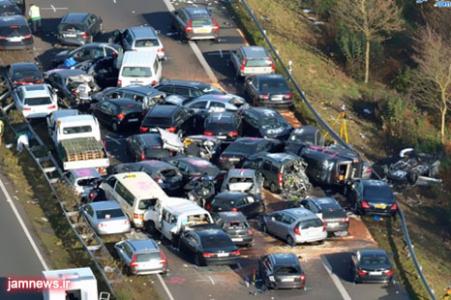 تصادف زنجیرهای 30 خودرو در محور اراک – قم