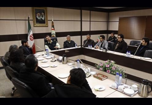 دیدار خوانندگان مشهور پاپ با فرمانده پلیس/ عکس