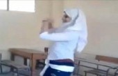 رقص یک دختر محجبه در داخل کلاس