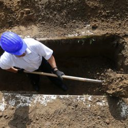 مسابقه قبرکنی در دبرکن ؛ عکس