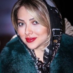 عکس جدید لیلا اوتادی در حال چیدن سفره عقد خواهرش