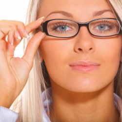 تکنیک های آرایشی برای خانم های عینکی
