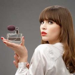 علت ماندگاری بوی عطر بعضی خانمها چیست؟