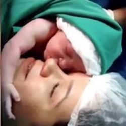 فیلم / لحظه عاشقانه و دیدنی از نوزاد تازه متولد شده با مادرش