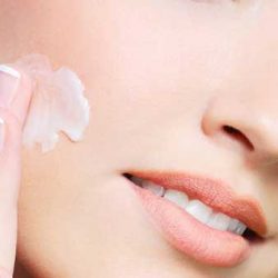 بهترین روش از بین بردن موهای زائد تیغ است یا کرم موبر؟