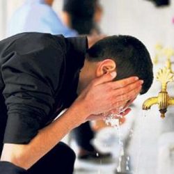 حکم دست زدن به شیر آب هنگام وضو گرفتن چیست؟