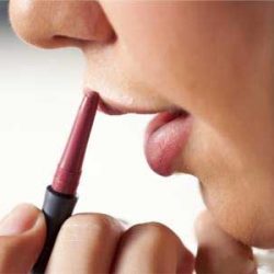 اشتباهات رایج در هنگام رژ لب زدن