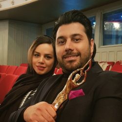 عکس احسان خواجه امیری و همسرش پس از دریافت تندیس بهترین آلبوم