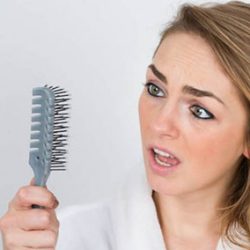 ریزش مو چقدر در روز طبیعی است؟