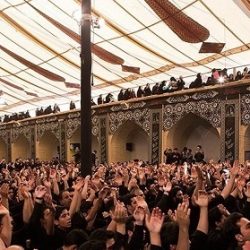 انتقاد تند مداح جوان به دولت در مراسم عزاداری