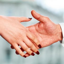 حکم دست دادن با نامحرم چیست؟