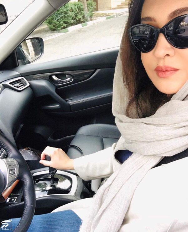 سلفی نیکی کریمی با استایل شیک در ماشینش