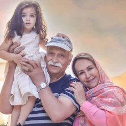 عکسهای محمود پاک نیت در کنار همسر و نوه زیبایش