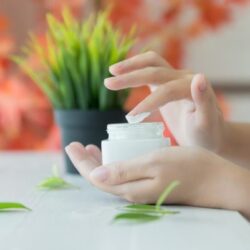 کرم مرطوب کننده یا آبرسان، کدام یک برای پوست شما مناسب است؟