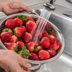نحوه شستن توت فرنگی +روش های بهداشتی تمیز کردن توت فرنگی