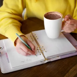 نوشتن و استرس؛ آیا نوشتن باعث کاهش اضطراب می‌شود؟